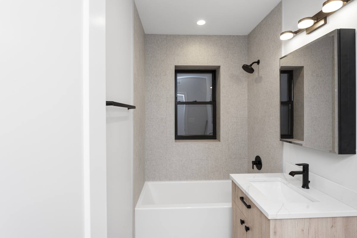 Apartment for rent at 1908 W Winnemac Ave #2, Chicago, IL 60640
