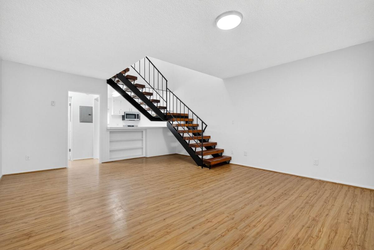 Apartment for rent at 21736 Roscoe Blvd, Canoga Park, CA 91304