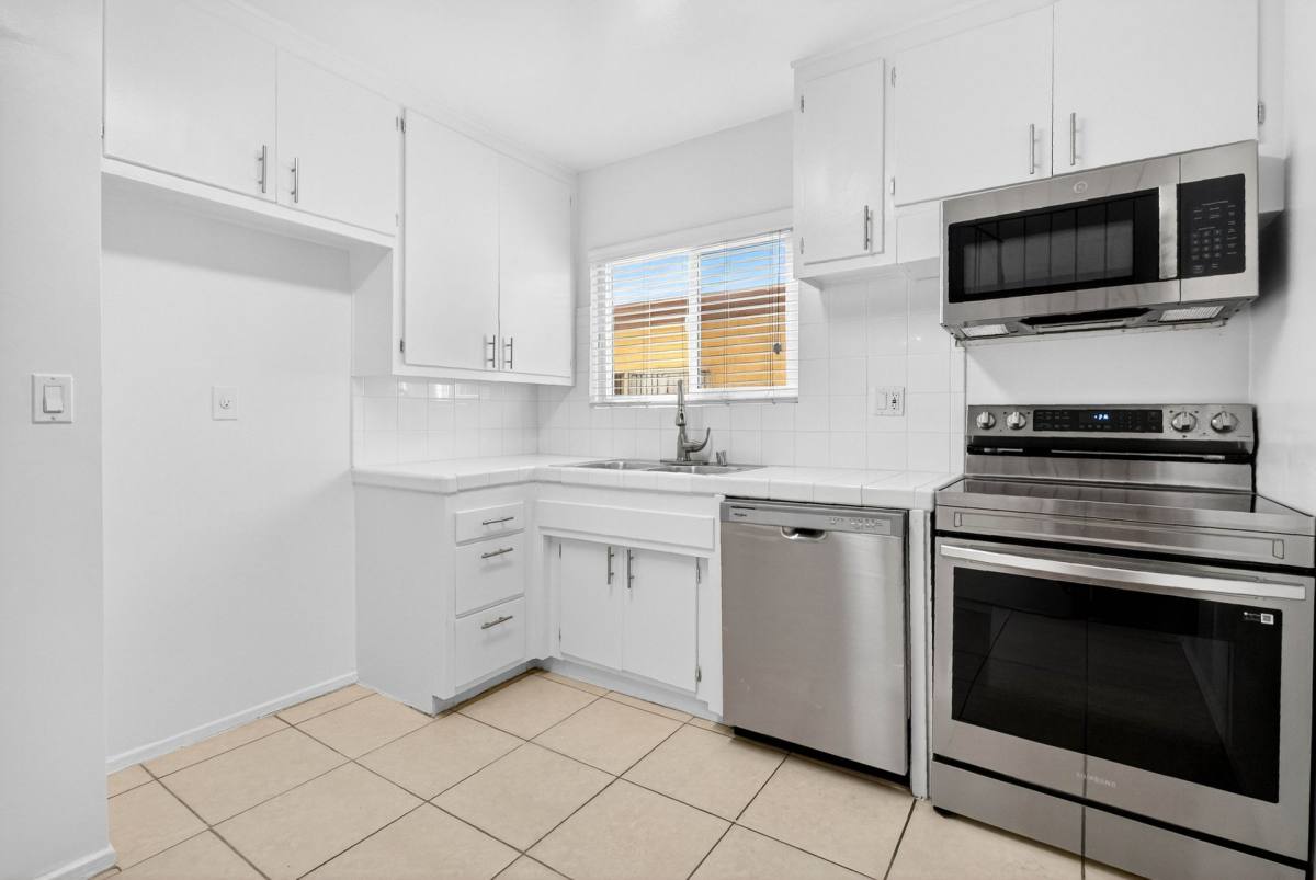 Apartment for rent at 21736 Roscoe Blvd, Canoga Park, CA 91304