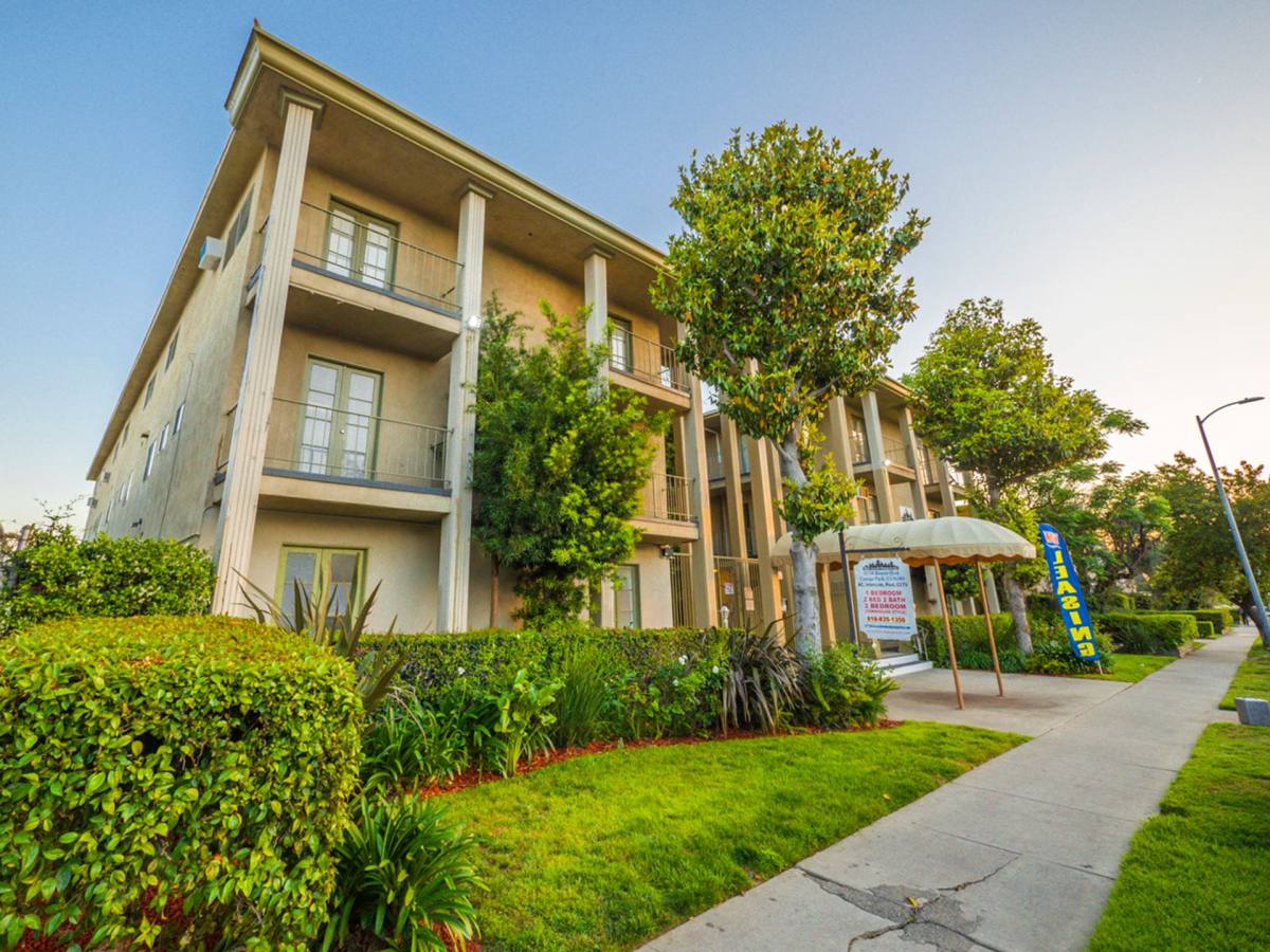 Apartment for rent at 21736 Roscoe Blvd, Canoga Park, CA 91304