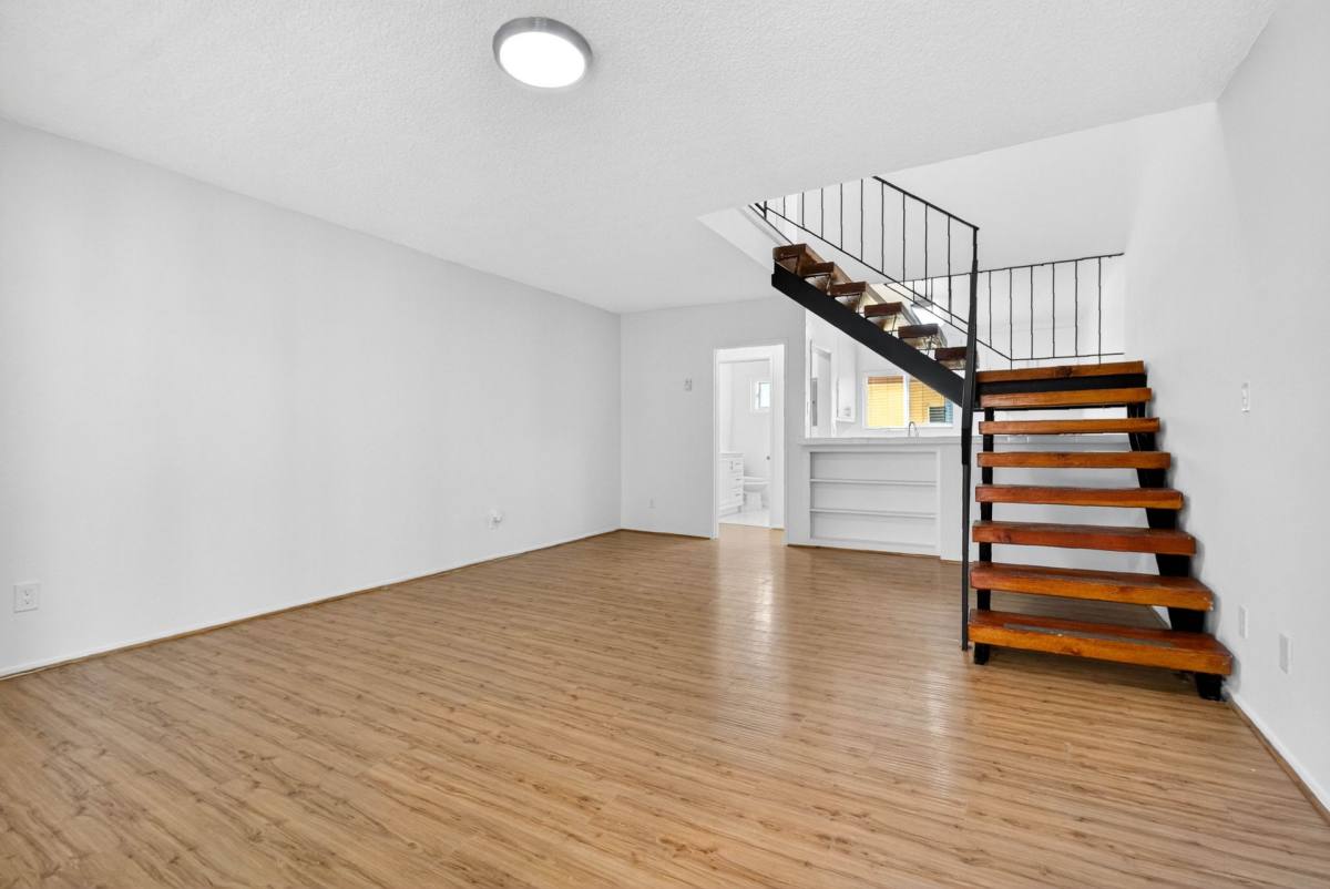 Apartment for rent at 21736 Roscoe Blvd, Canoga Park, CA 91304