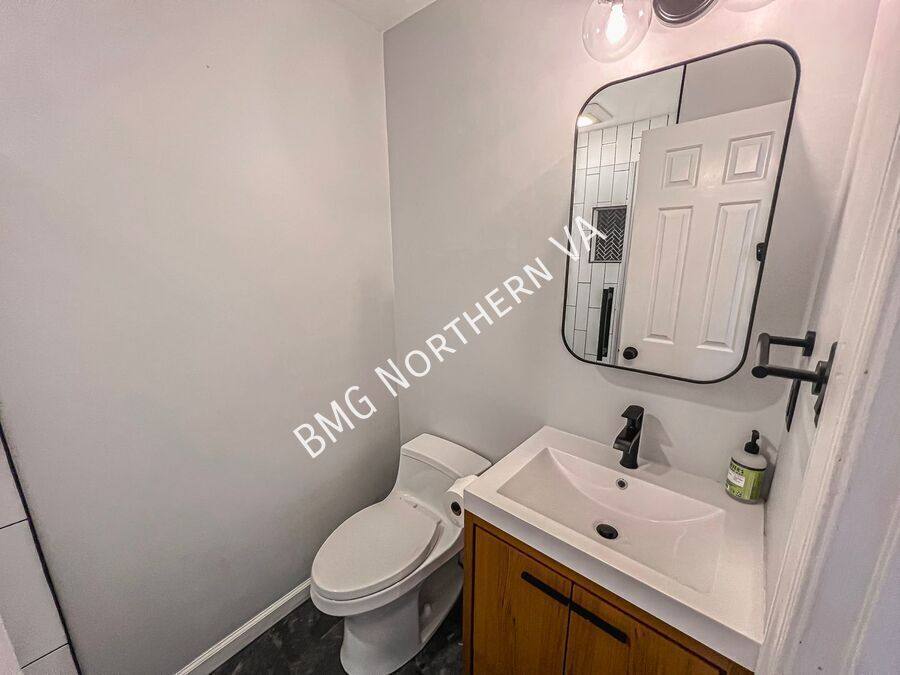 Townhouse for rent at 954 S Rolfe St, Arlington, VA 22204