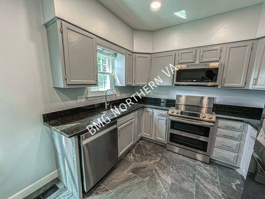 Townhouse for rent at 954 S Rolfe St, Arlington, VA 22204