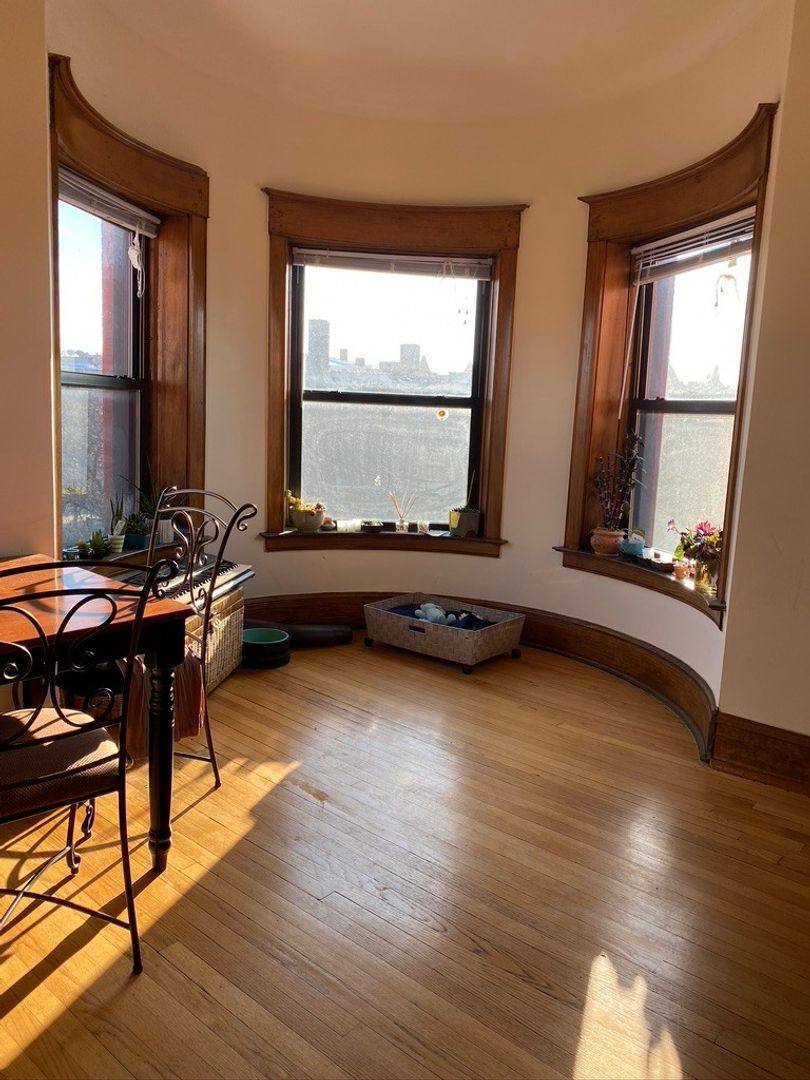 Apartment for rent at 858 W Oakdale, Chicago, IL 60657
