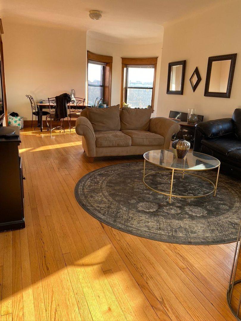 Apartment for rent at 858 W Oakdale, Chicago, IL 60657