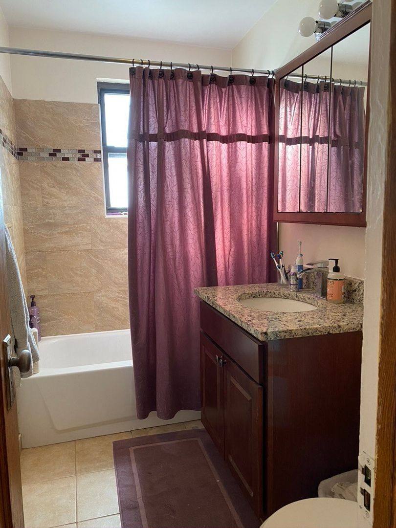 Apartment for rent at 858 W Oakdale, Chicago, IL 60657