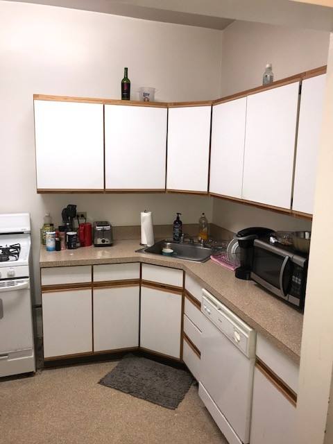 Apartment for rent at 858 W Oakdale, Chicago, IL 60657