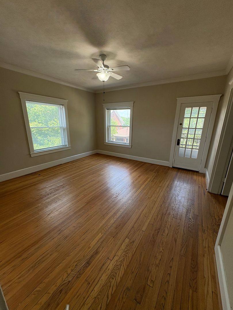 Apartment for rent at 115 N 33rd St, Omaha, NE 68131