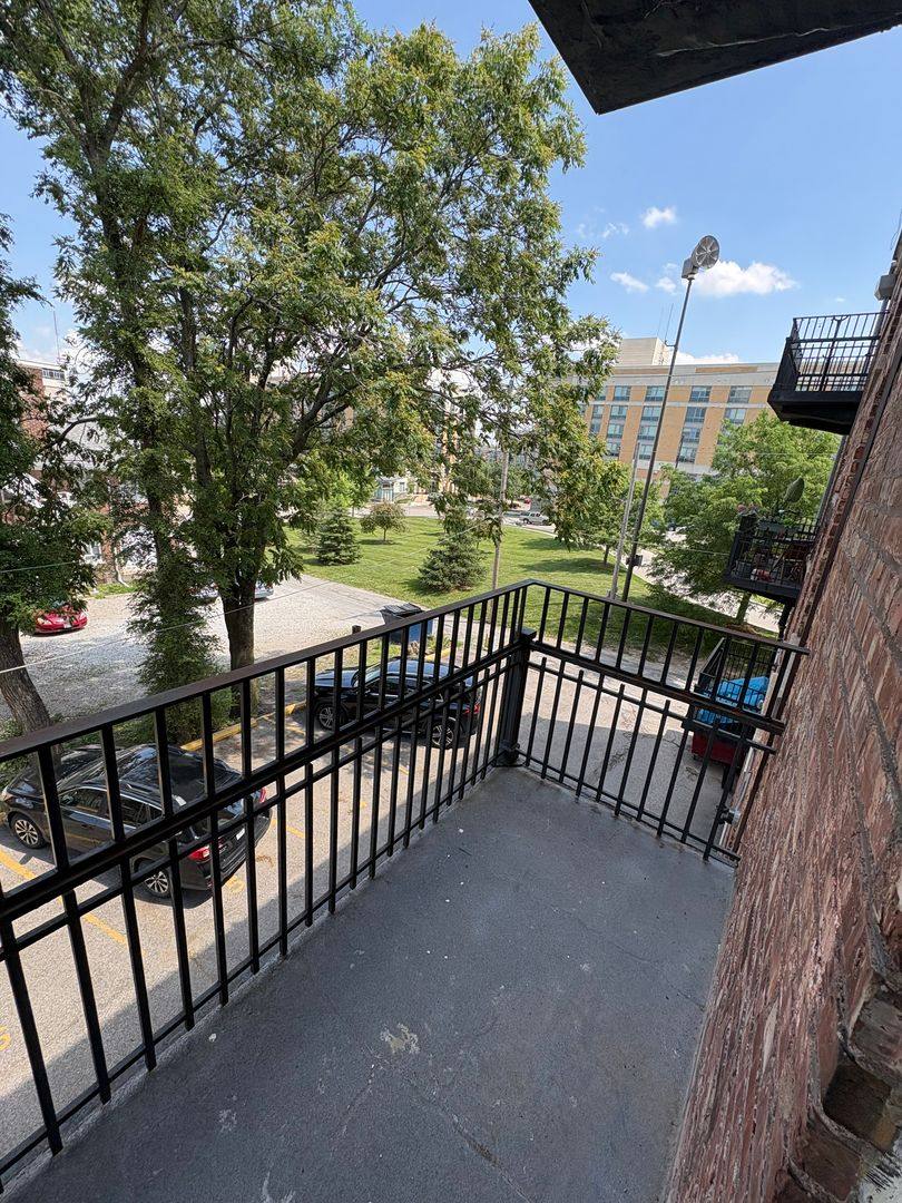 Apartment for rent at 115 N 33rd St, Omaha, NE 68131