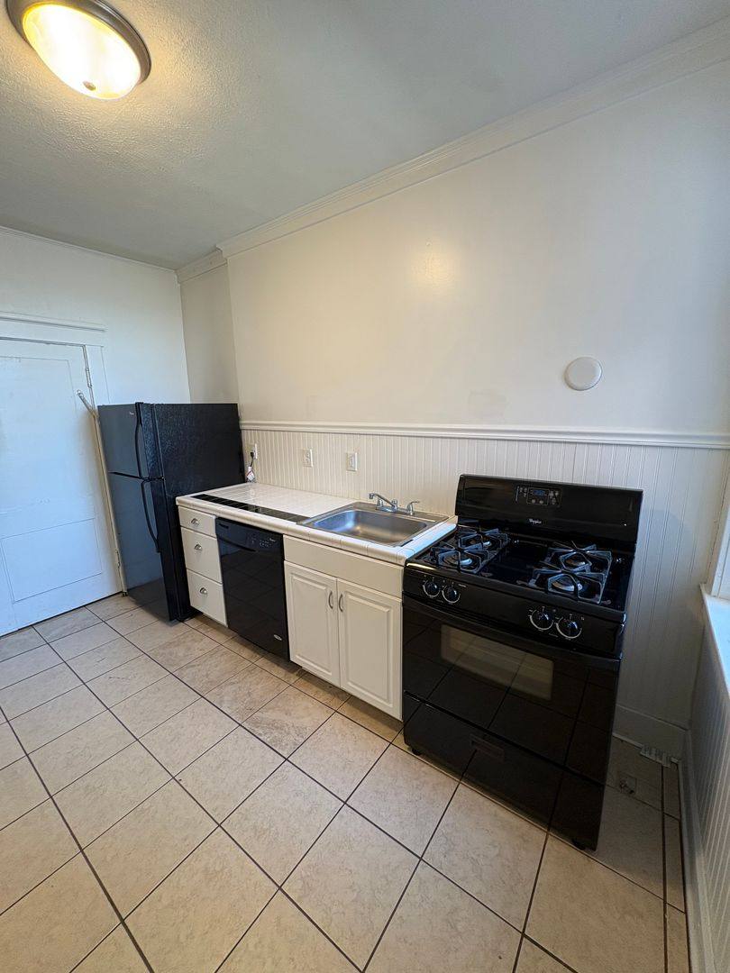 Apartment for rent at 115 N 33rd St, Omaha, NE 68131