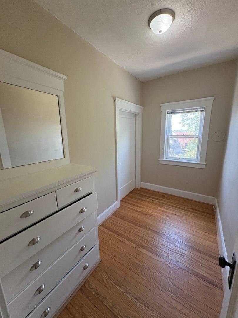 Apartment for rent at 115 N 33rd St, Omaha, NE 68131