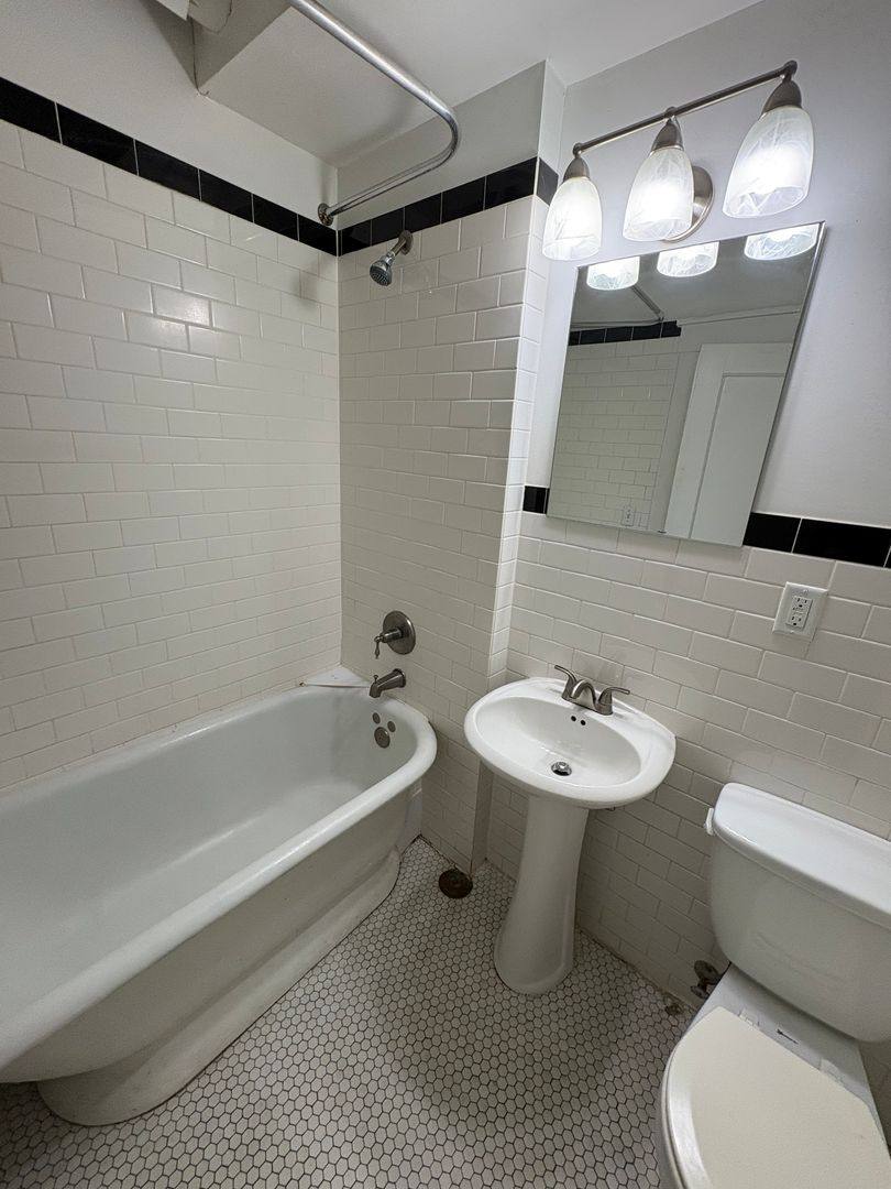 Apartment for rent at 115 N 33rd St, Omaha, NE 68131
