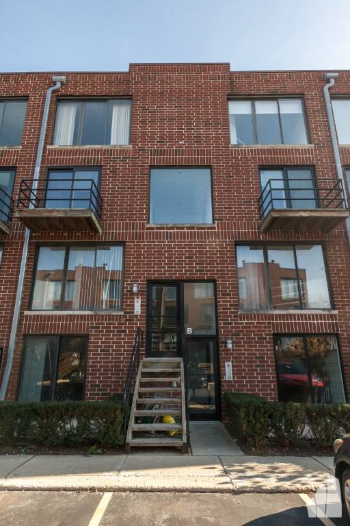 Apartment for rent at 954 W Grace St #201B, Chicago, IL 60613