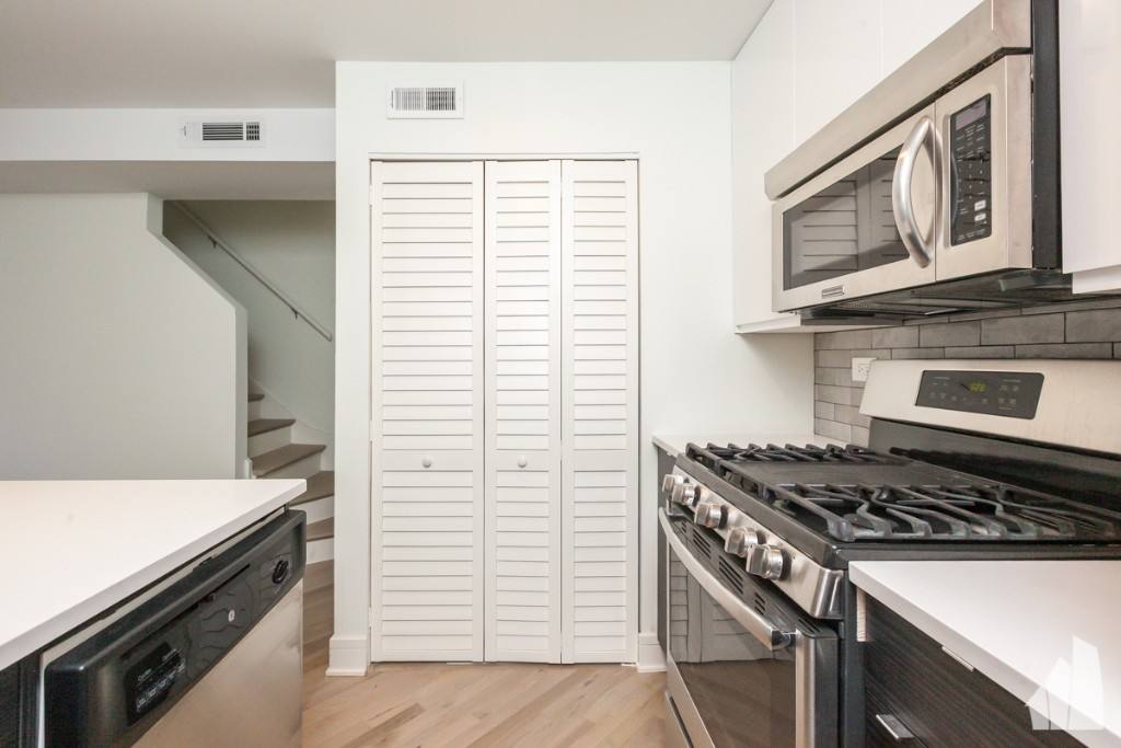 Apartment for rent at 954 W Grace St #201B, Chicago, IL 60613