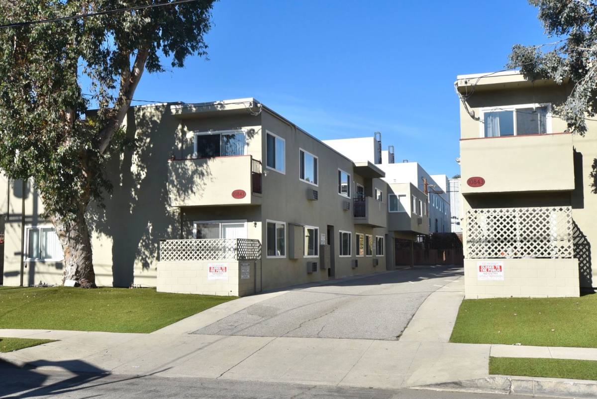 Apartment for rent at 10847 Kling St, North Hollywood, CA 91602