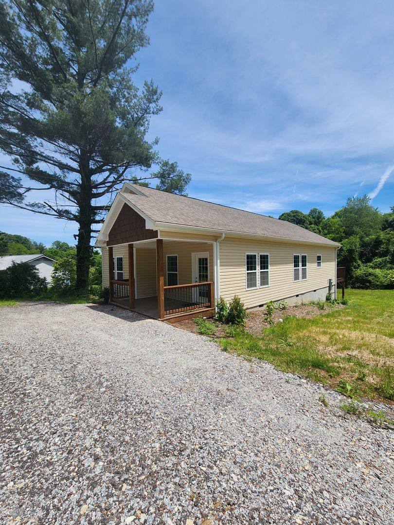 House for rent at 68 Brevard Knoll Dr, Hendersonville, NC 28792