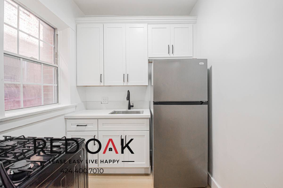Apartment for rent at 1110 S Lake St #103, Los Angeles, CA 90006