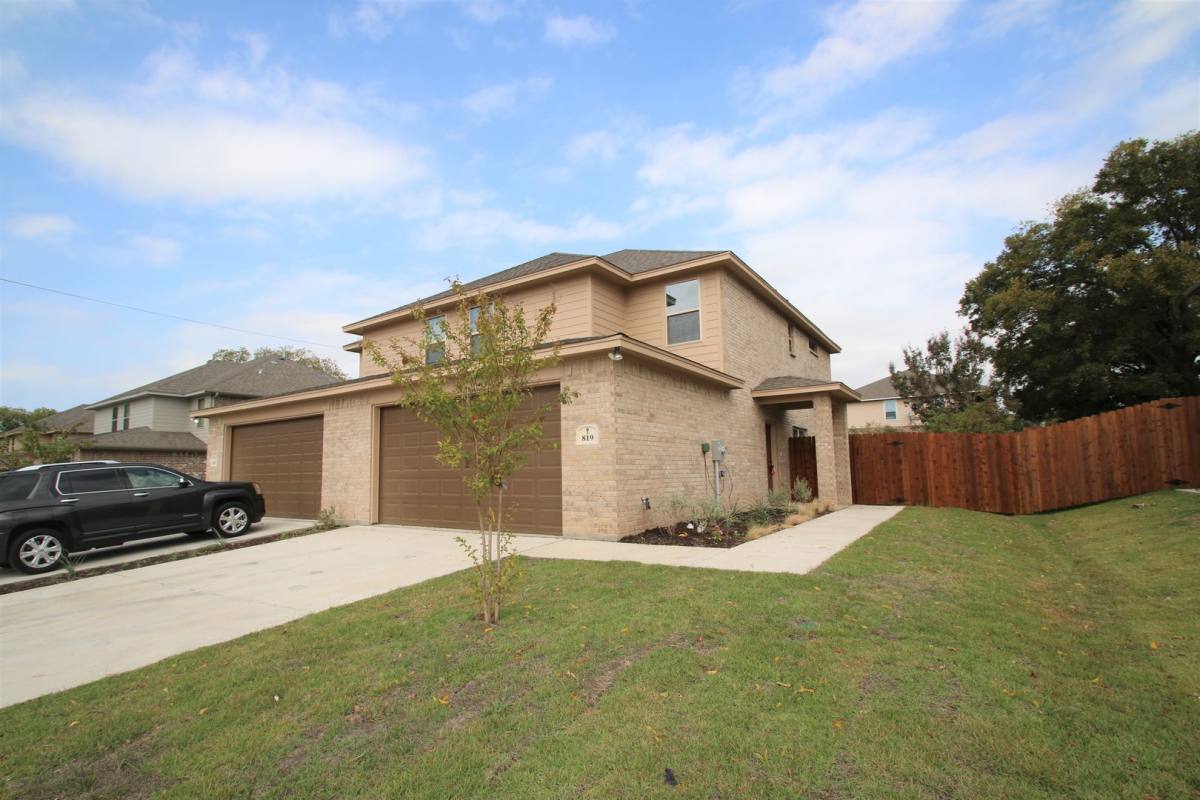 Apartment for rent at 821-823 Jameson St, Weatherford, TX 76086