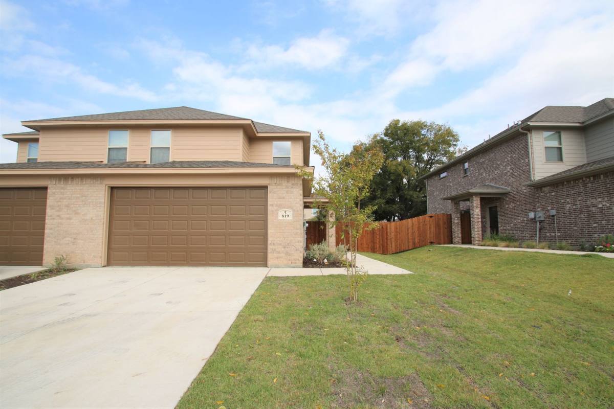Apartment for rent at 821-823 Jameson St, Weatherford, TX 76086