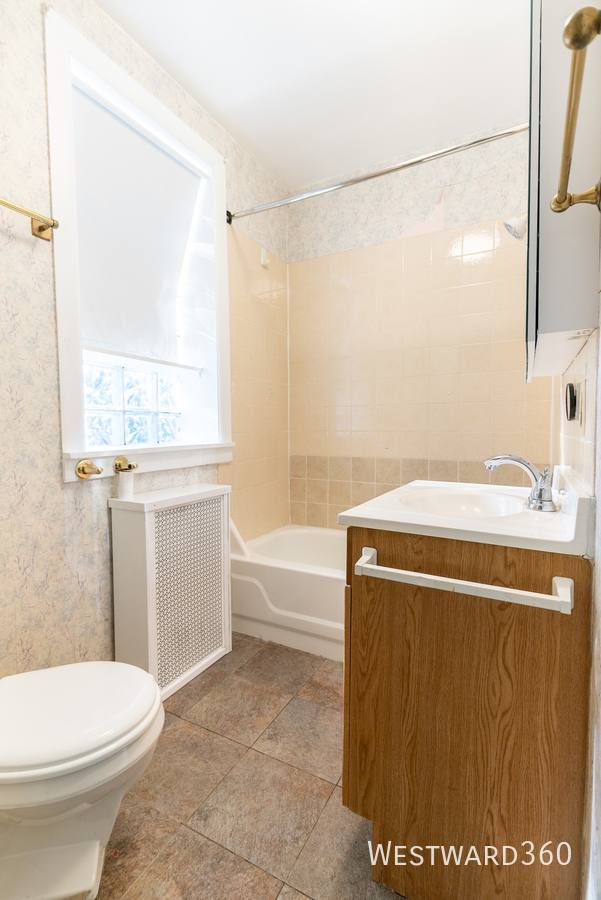 Apartment for rent at 2424 W Fargo St #1, Chicago, IL 60645
