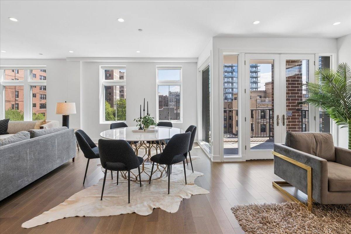 Apartment for rent at 434 W Melrose St #601, Chicago, IL 60657