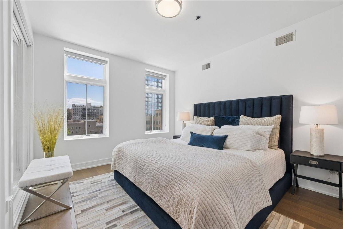 Apartment for rent at 434 W Melrose St #601, Chicago, IL 60657