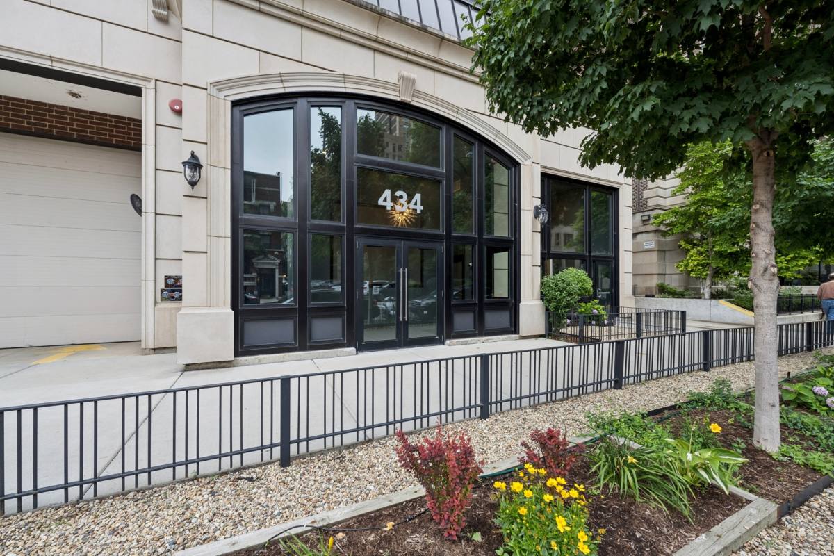 Apartment for rent at 434 W Melrose St #601, Chicago, IL 60657