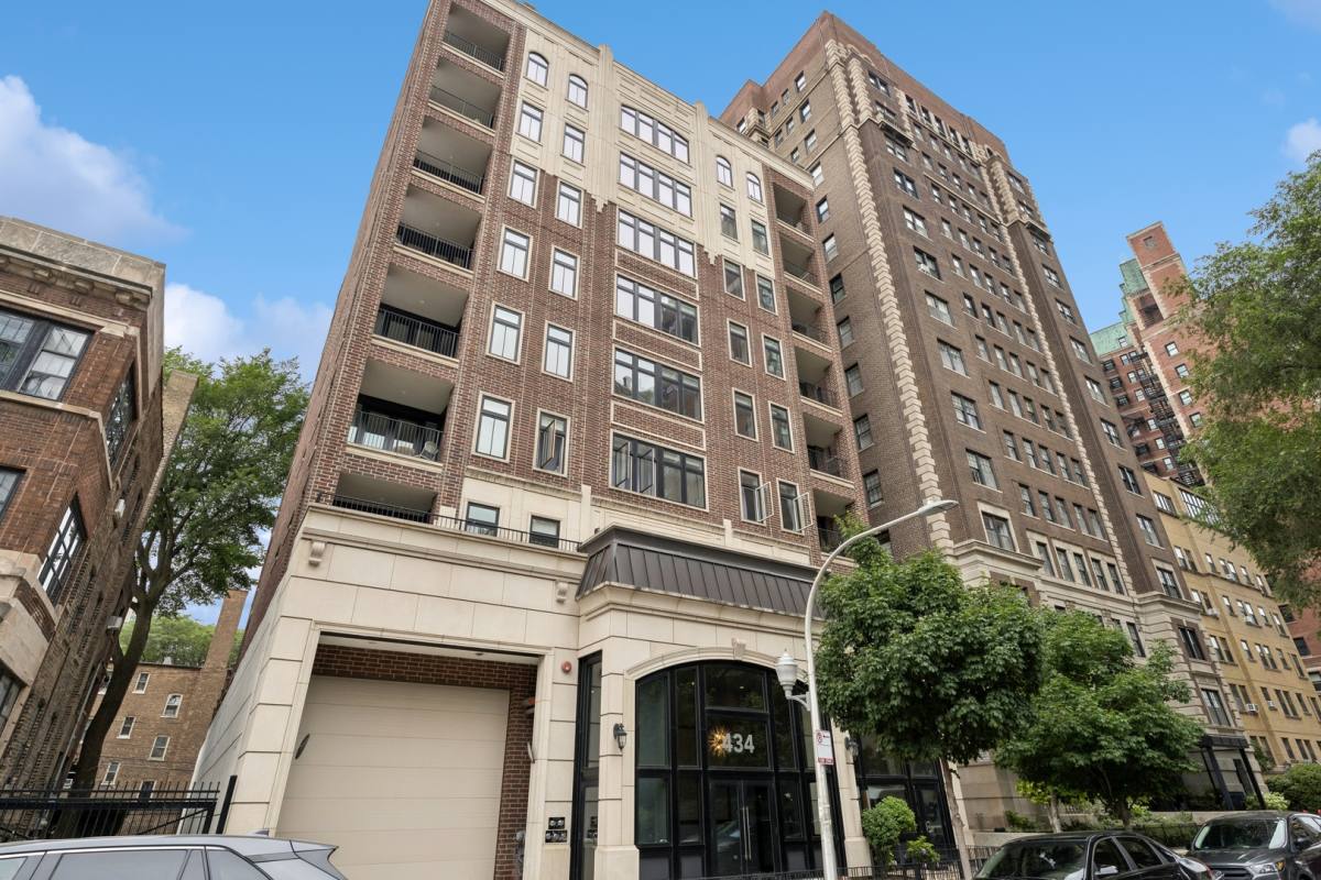 Apartment for rent at 434 W Melrose St #601, Chicago, IL 60657