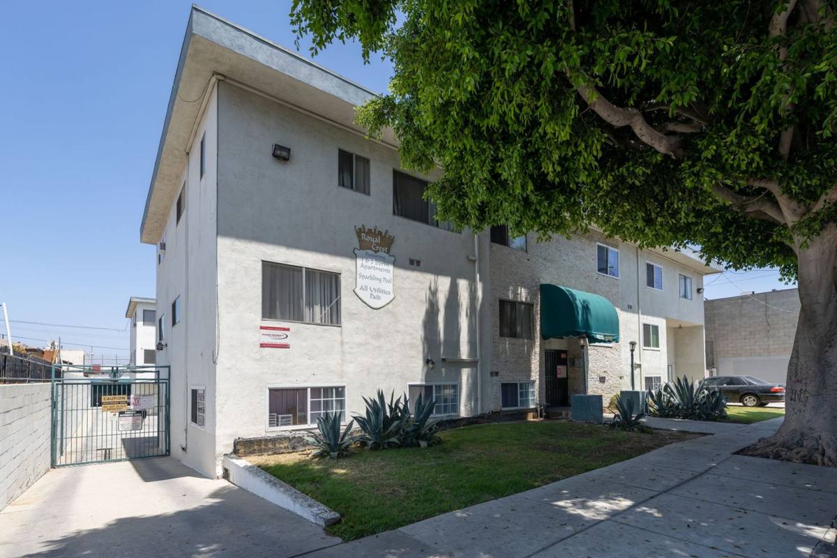 Apartment for rent at 4011 W 129th St, Hawthorne, CA 90250