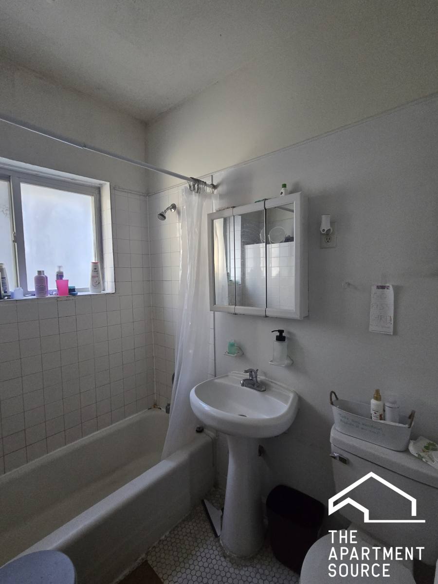 Apartment for rent at 2515 W Sunnyside Ave #1, Chicago, IL 60625