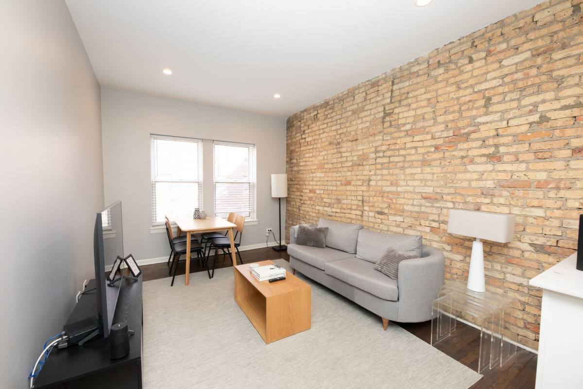 Apartment for rent at 847-1B W Barry Ave, Chicago, IL 60657