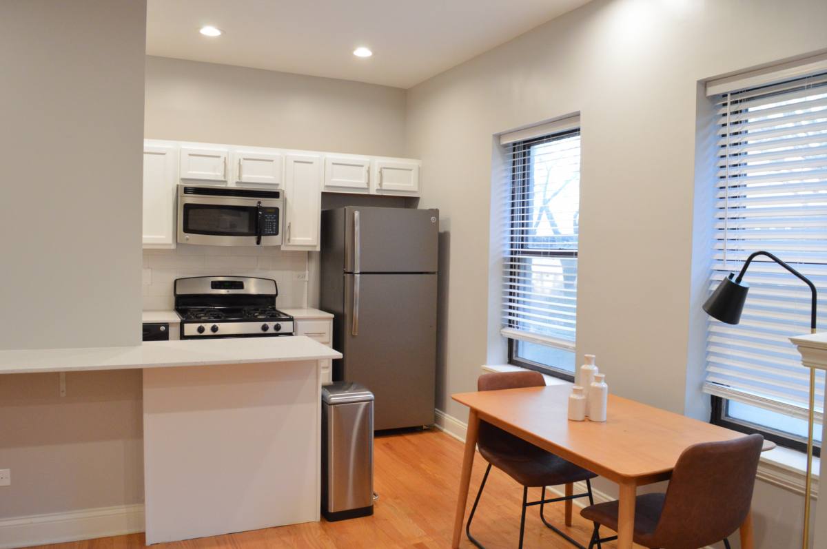 Apartment for rent at 847-1B W Barry Ave, Chicago, IL 60657