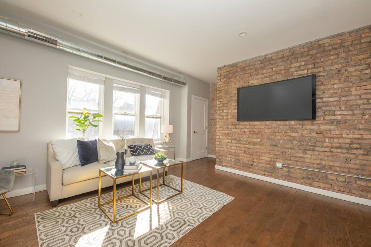 Apartment for rent at 847-1B W Barry Ave, Chicago, IL 60657