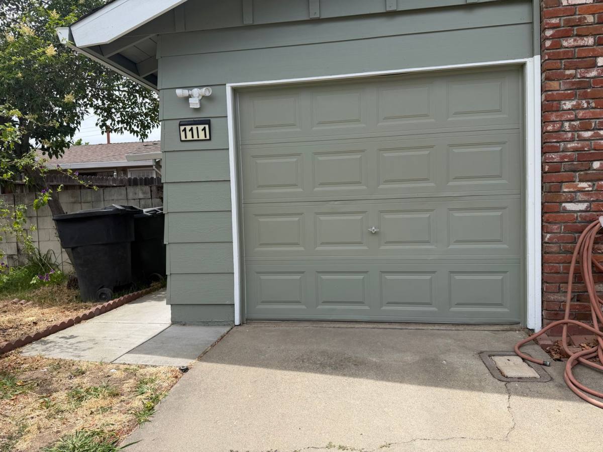Apartment for rent at 1111 Clinton Rd, Sacramento, CA 95825
