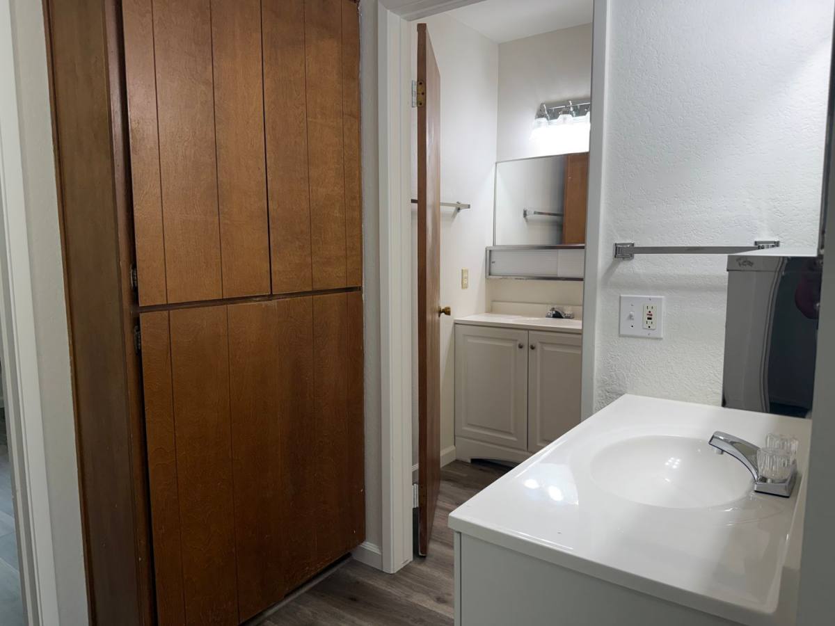 Apartment for rent at 1111 Clinton Rd, Sacramento, CA 95825