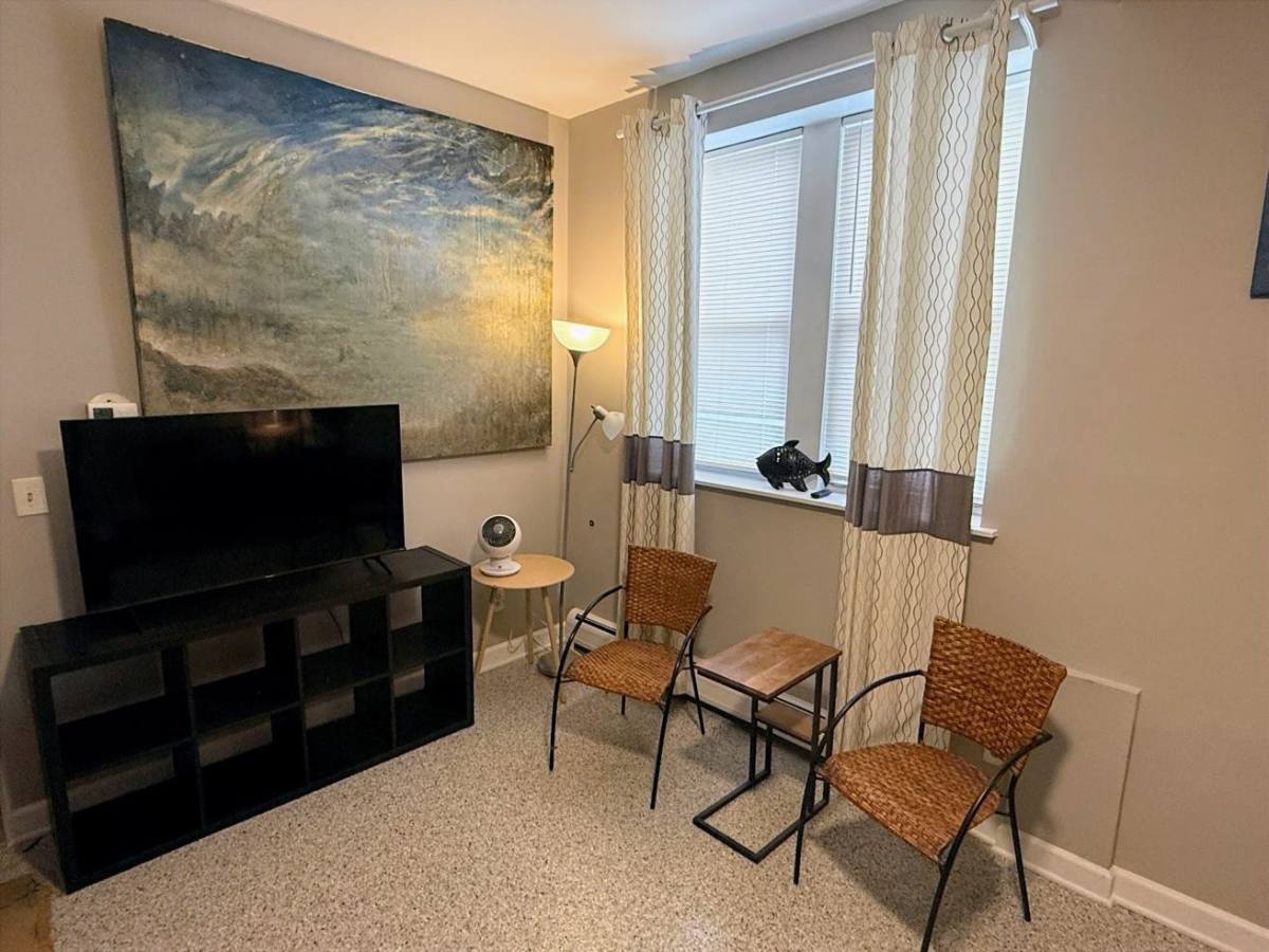 Apartment for rent at 6010 W Seminole St #G, Chicago, IL 60646