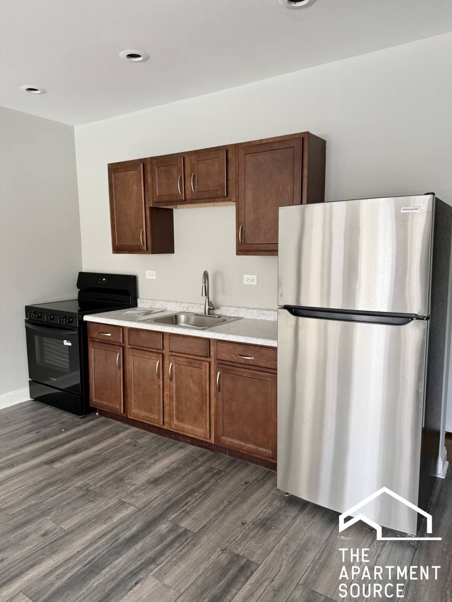 Apartment for rent at 6913 S Paxton Ave #3, Chicago, IL 60649