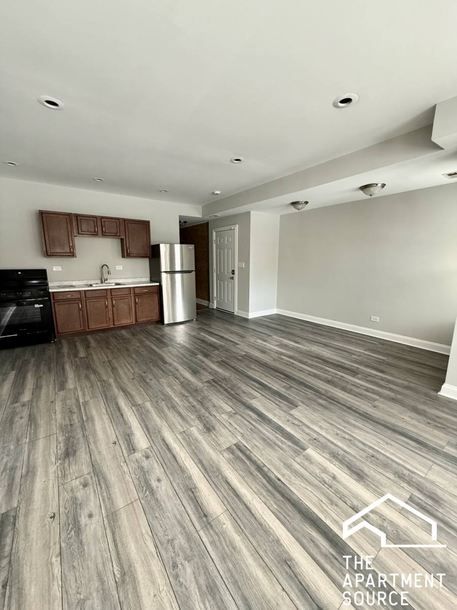 Apartment for rent at 6913 S Paxton Ave #3, Chicago, IL 60649