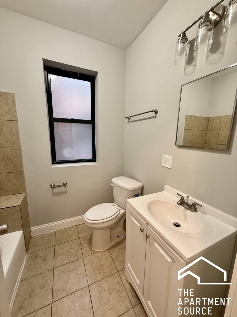 Apartment for rent at 6913 S Paxton Ave #3, Chicago, IL 60649