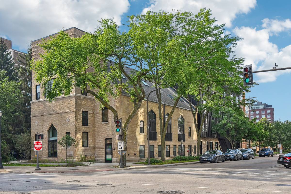 Apartment for rent at 1700 Oak Ave #1, Evanston, IL 60201