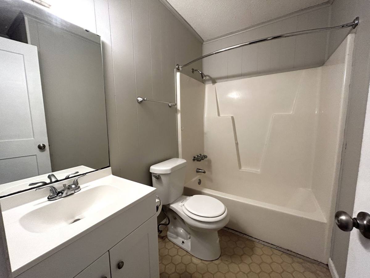 Apartment for rent at 102 Ravenwood, Jacksonville, NC 28546