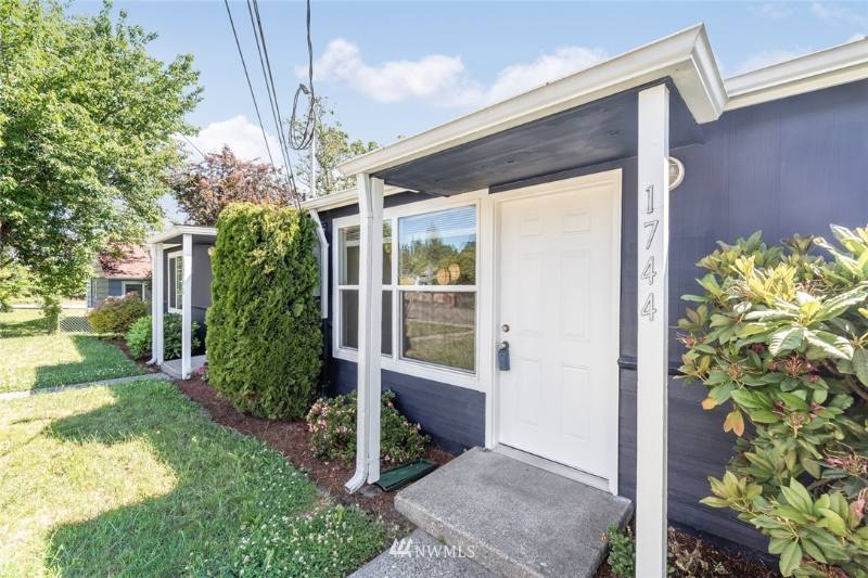 Apartment for rent at 1744 Rainier Ave, Bremerton, WA 98312