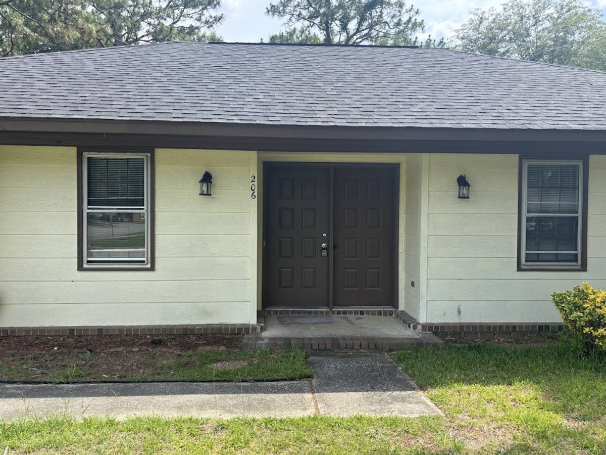 House for rent at 206 Longleaf Rd, Summerville, SC 29486