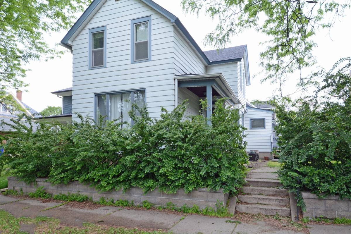 House for rent at 109 Delos St, Saint Paul, MN 55107