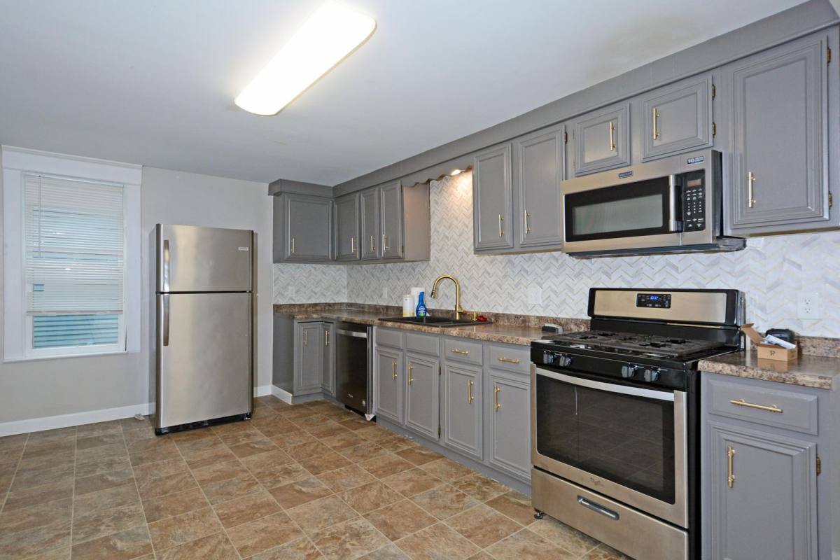House for rent at 109 Delos St, Saint Paul, MN 55107