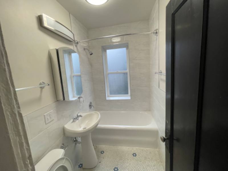 Apartment for rent at 7252 N Hamilton, Chicago, IL 60645