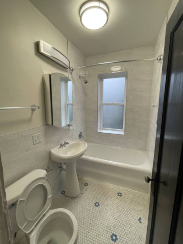 Apartment for rent at 7252 N Hamilton, Chicago, IL 60645