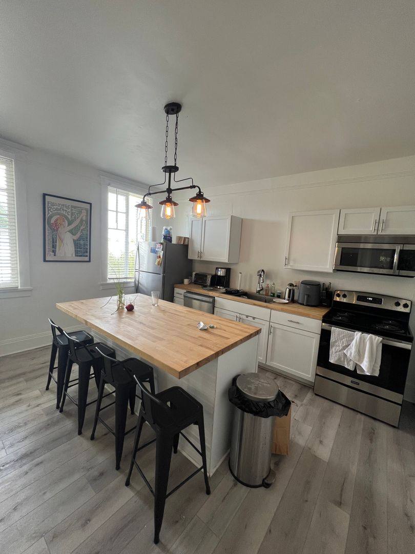 Apartment for rent at 7423 -7429 Hampson - 7425 3rd Floor, New Orleans, LA 70118
