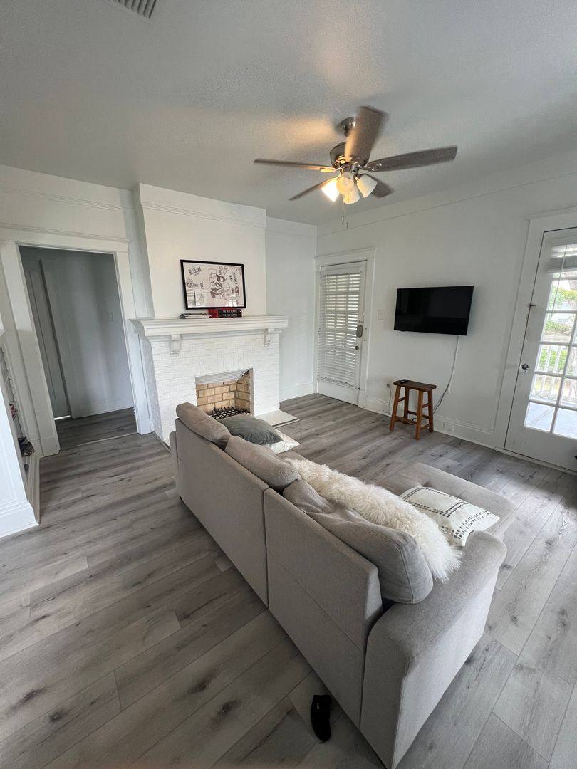 Apartment for rent at 7423 -7429 Hampson - 7425 3rd Floor, New Orleans, LA 70118