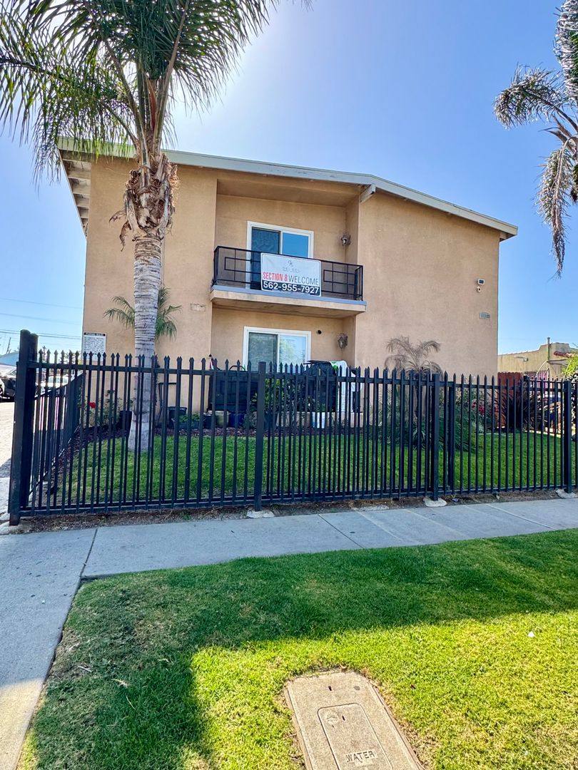 Apartment for rent at 11233 - 11235 S New Hampshire Ave, Los Angeles, CA 90044